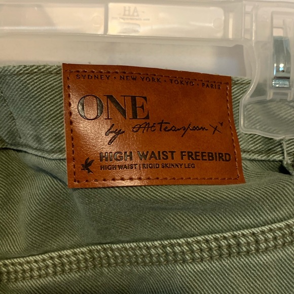 Distressed Cropped Jeans - Picture 5 of 6